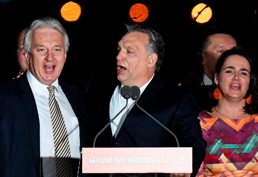 Szilard Koszticsak/ MTI via AP/ TT | Ungerns premiärminister och partiledare för Fidesz Viktor Orbán (mitten) firar valsegern tillsammans med koalitionspartiets ledare Zsolt Semjén i Budapest.