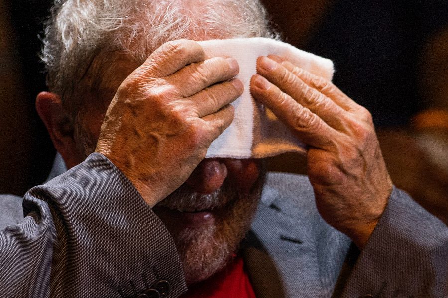 Leo Correa/AP/TT | Luiz Inácio Lula da Silva torkar svett från pannan.
