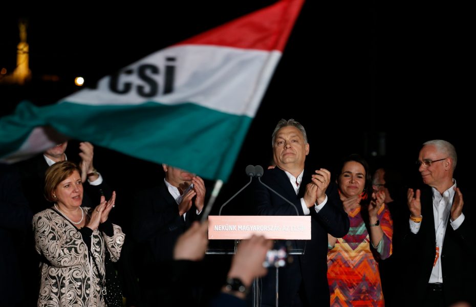 Darko Vojinovic/TT | Viktor Orbán (i mitten) hyllas i Budapest.
