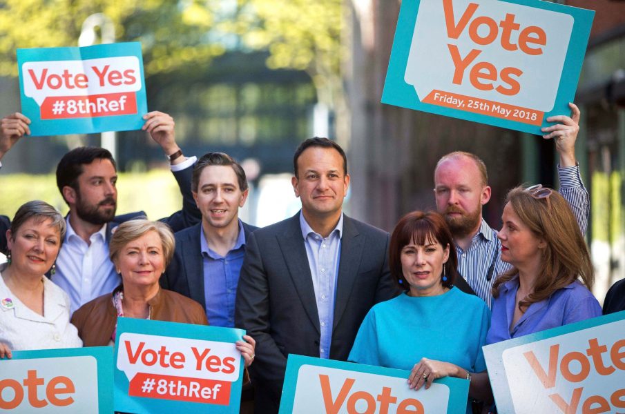 Tom Honan/AP/TT | Irlands premiärminister Leo Varadkar, i mitten, har tagit ställning för en liberalisering av landets abortlagar.