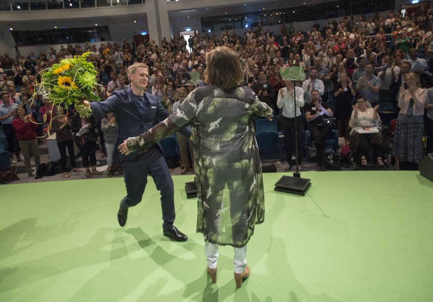 Peter Krüger/TT | Miljöpartiets språkrör Isabella Lövin blir gratulerad av det andra språkröret Gustav Fridolin i samband med sitt tal under partiets kongress på Aros kongresscenter i Västerås.