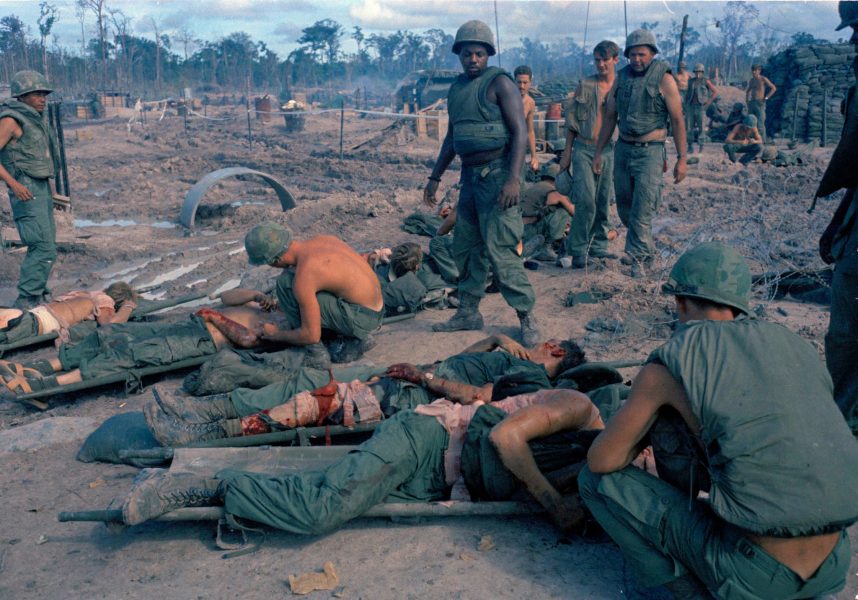 Foto: Horst Faas/TT | Skadade amerikanska soldater tas om hand av sina kamrater efter en attack i september 1969.