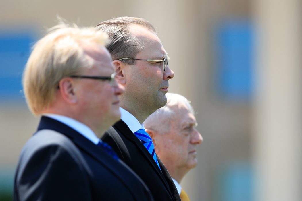Manuel Balce Ceneta /AP/TT | Försvarsministrarna Peter Hultqvist (S), Jussi Niinistö och Jam es Mattis möttes på tisdagen.