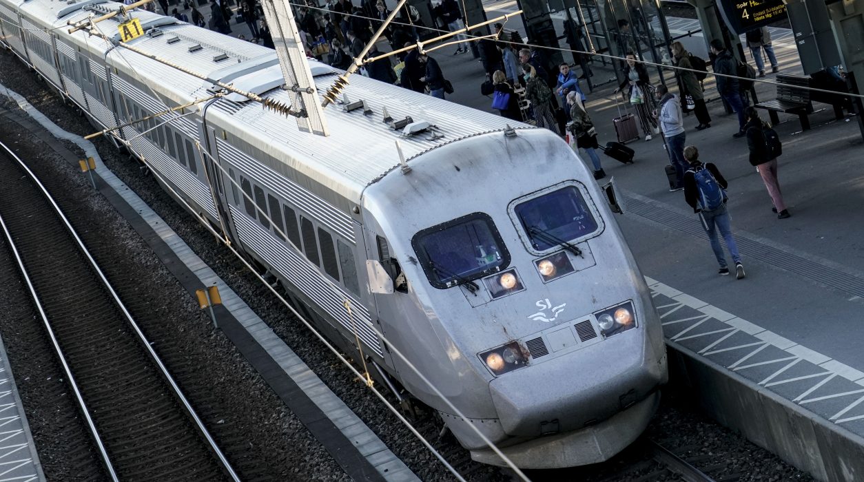 Johan Nilsson/TT |Passagerare får vänta på tåg under morgonen.