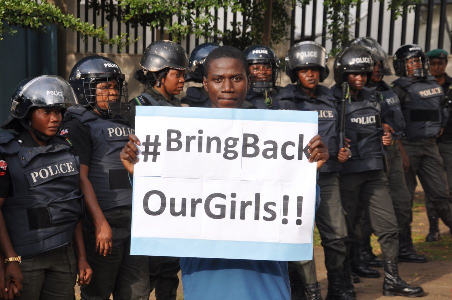 Olamikan Gbemiga/AP Photo/TT | En man som protesterar under parollen ”Bring Back Our Girls”, oktober 2014, Abuja, Nigeria.