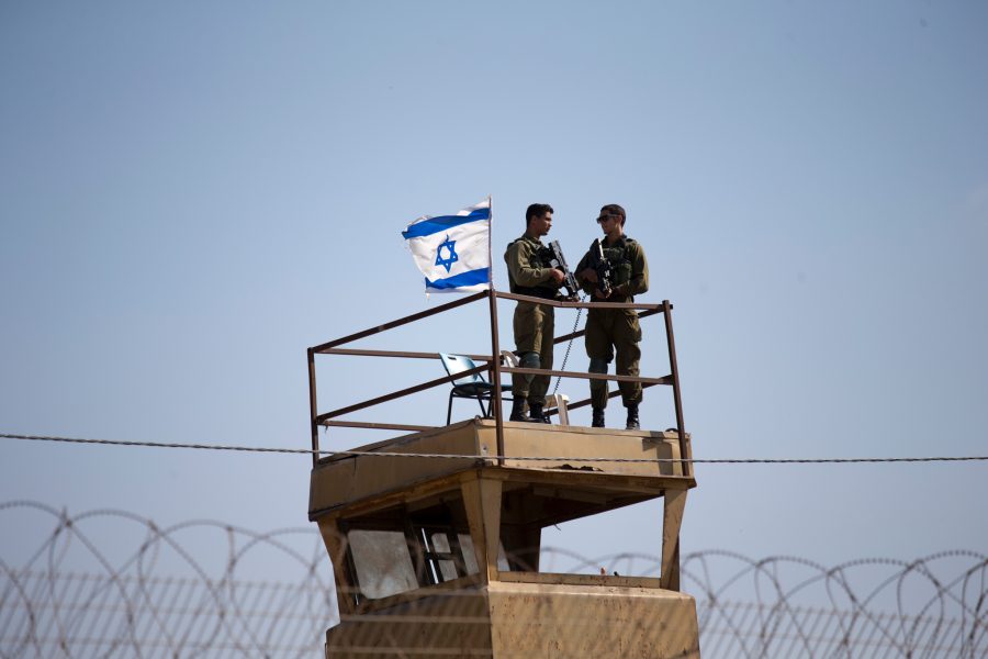 Ariel Schalit/AP Photo/TT | Israeliska soldater vaktar över gränsen till Gaza.