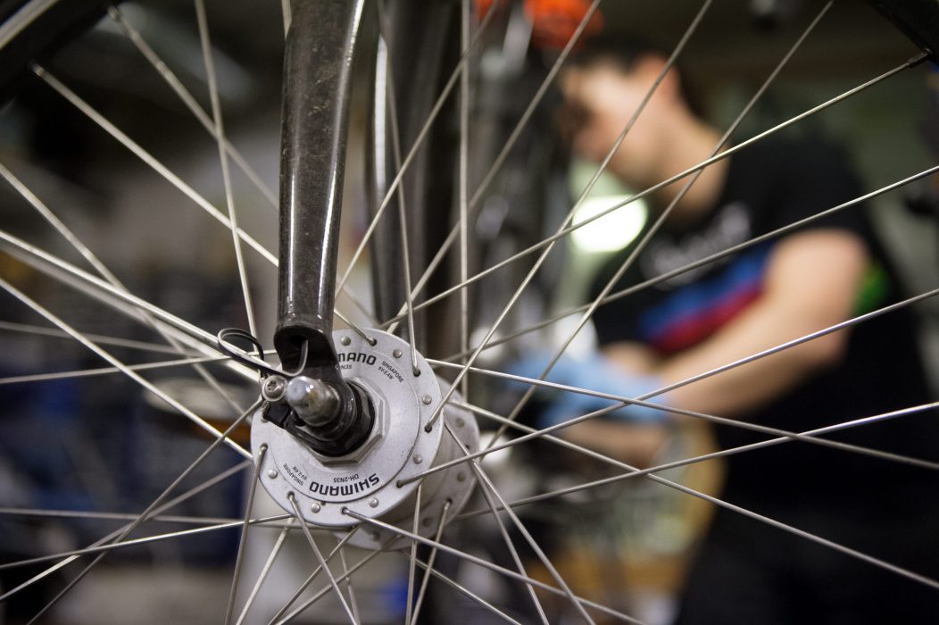 Jessica Gow/TT | Vid årsskiftet sänktes momsen för mindre reparationer, till exempel av cyklar och kläder.