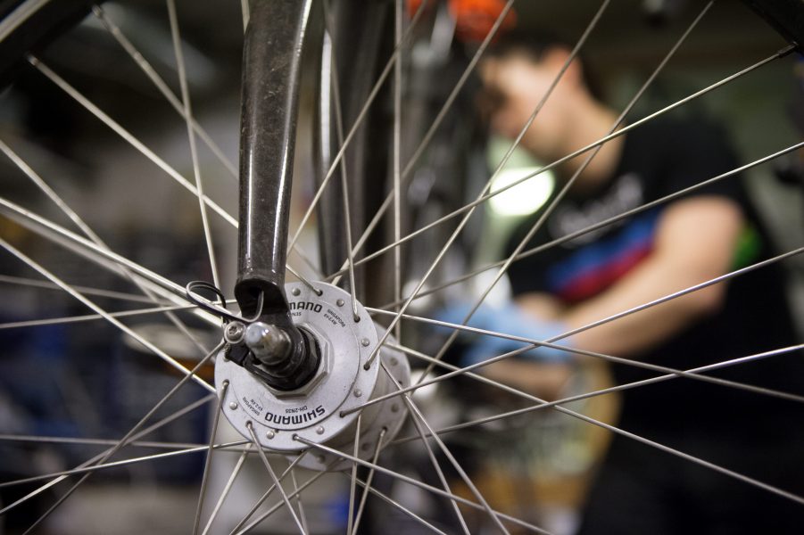 Jessica Gow/TT | Vid årsskiftet sänktes momsen för mindre reparationer, till exempel av cyklar och kläder.