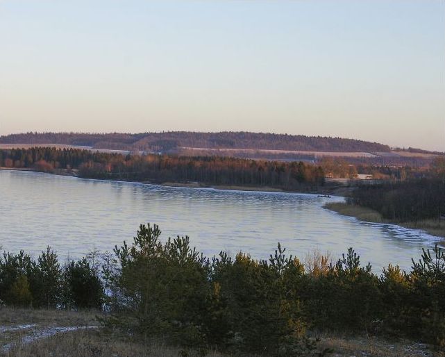 Uranutvinningen i Ranstad efterlämnade ett stort dagbrott, som sedermera omvandlades till sjön Tranebärssjön.