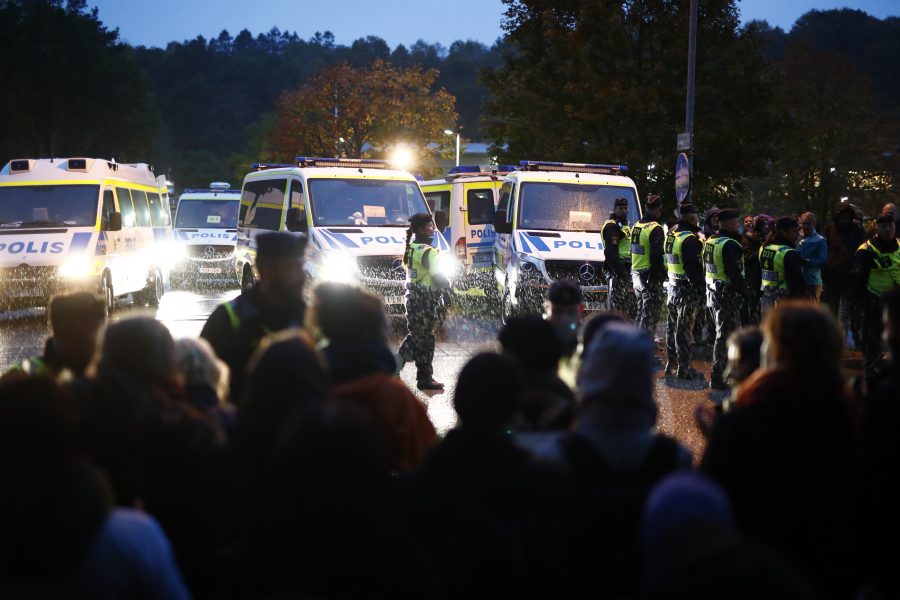 Thomas Johansson/TT | Sju personer åtalas för ohörsamhet mot ordningsmakten i samband med en demonstration utanför Migrationsverkets förvar i Kållered söder om Göteborg i april.