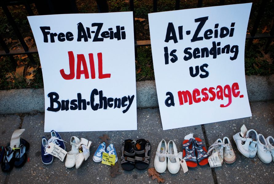 Pablo Martinez Monsivais/AP/TTSkyltar och skor var en del av en manifestation i Washington 2008, som uppmanade till att Muntazer al-Zaidi skulle släppas.