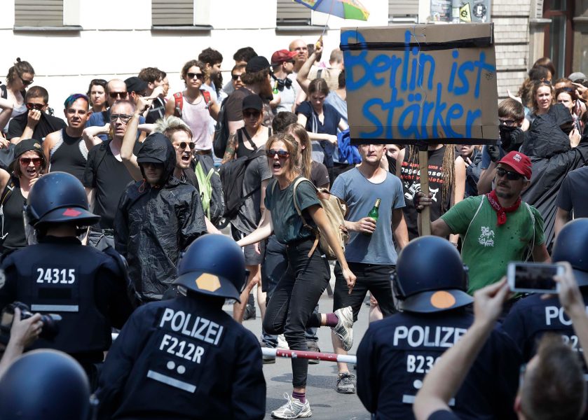 Michael Sohn AP/TT | Motdemonstranter som protesterar mot högerpopulistiska Alternativ för Tysklands manifestation i Berlin.