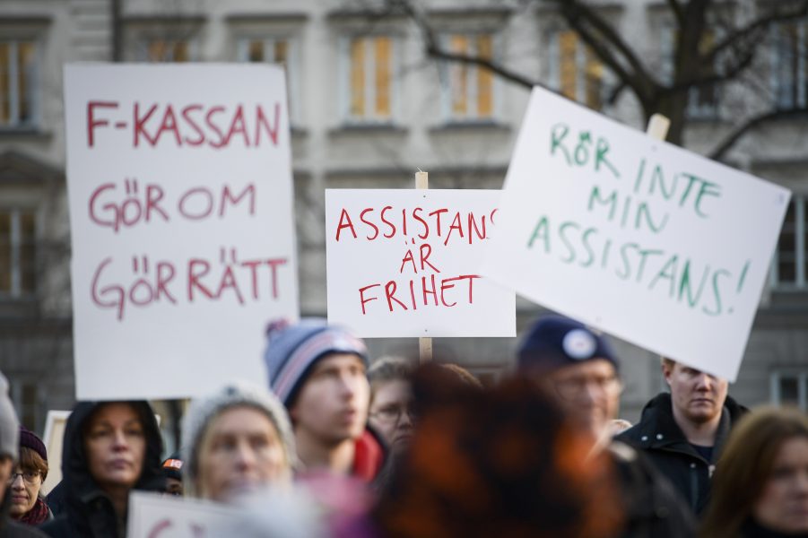 Janerik Henriksson /TT |  En manifestation 2016 mot nedskärningar inom Lagen om vård och service (LSS).