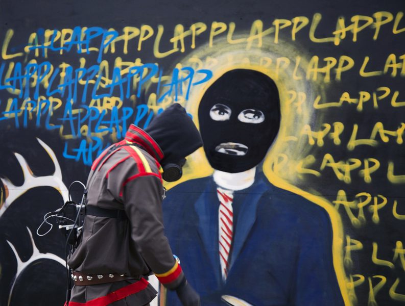 Michiel Brouwer | Anders Sunna under arbetet med en grafittimålning som en del av föreställningen ”Lapp Affair – Unfinished business” på en kulturfestival i norska Harstad 2016.