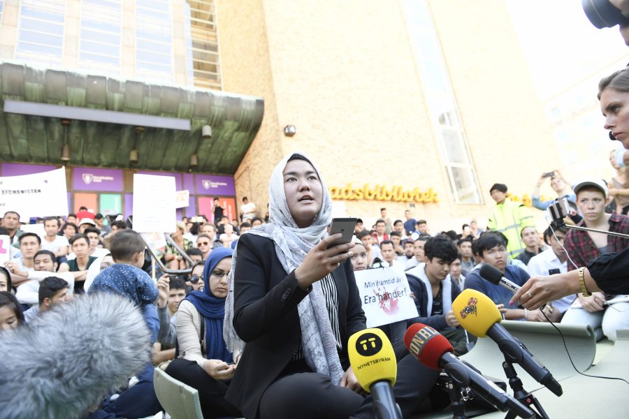 Maja Suslin /TT | Fatemeh Khavari vid en presskonferens i samband med Ung i Sveriges 58 dagar långa sittprotest förra året.