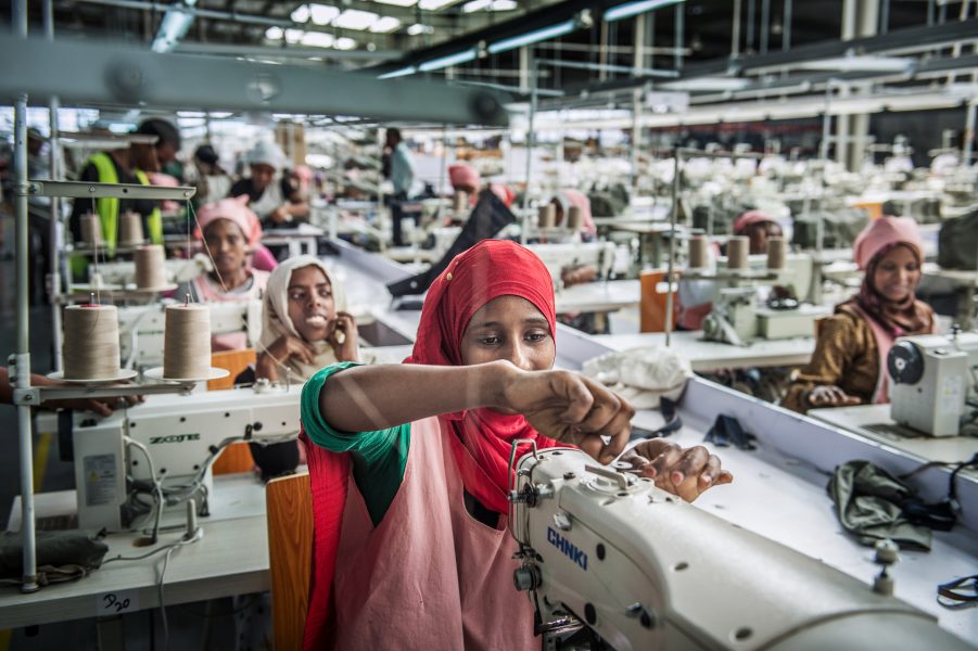 Yvonne Åsell/TT | Fabriksarbetare i en textilfabrik utanför Addis Abeba som tillverkar kläder för H&M.