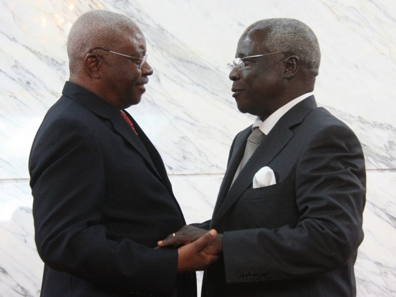 Ferhat Momade/AP/TT | Oppositionsledaren Afonso Dhlakama, till höger, tillsammans med Moçambiques förre president Arnando Guebuza.