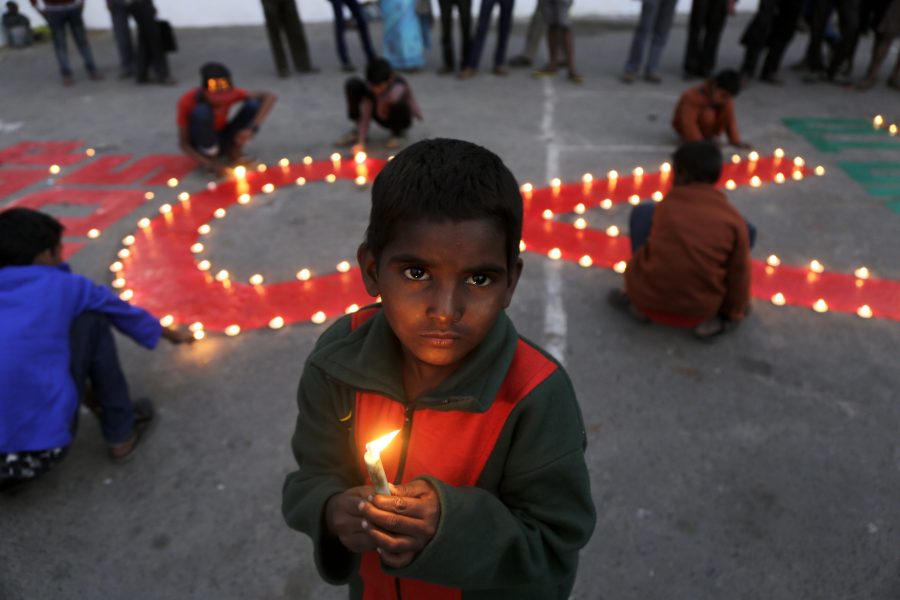 Bikas Das/AP/TT | Gaubarnet Pushpa i indiska Calcutta håller ett ljus i samband med världsaidsdagen den 1 december förra året.