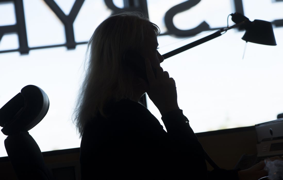 Fredrik Sandberg/TT | ”Vi borde samla oss och ringa hem till alla telefonförsäljare och kolla hur kul de tycker det är att prata telefonpriser mitt i fredagsmyset”, skriver Harald Enoksson.
