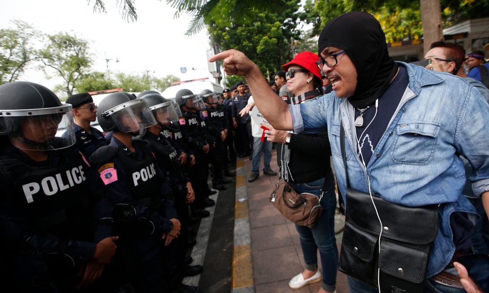 Sakchai Lalit/AP/TTEn demonstrant skriker på poliser som blockerat vägen för tisdagens protestmarsch mot regeringsbyggnaden i Bangkok i Thailand.