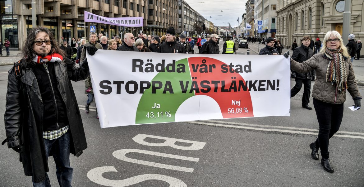 Karin Olander/TT | Demonstranter har protesterat mot Västlänken, men nu ger Mark- och miljööverdomstolen klartecken för det stora tunnelbygget.