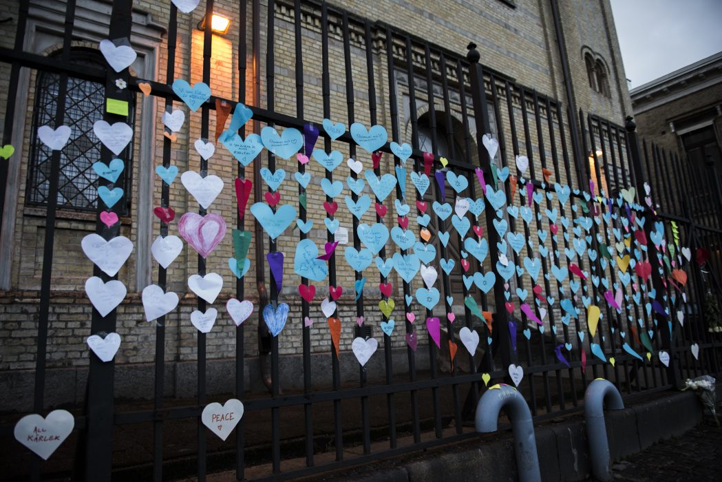Nora Lorek | Många visade sitt stöd efter attacken mot synagogan i Göteborg i december 2017.