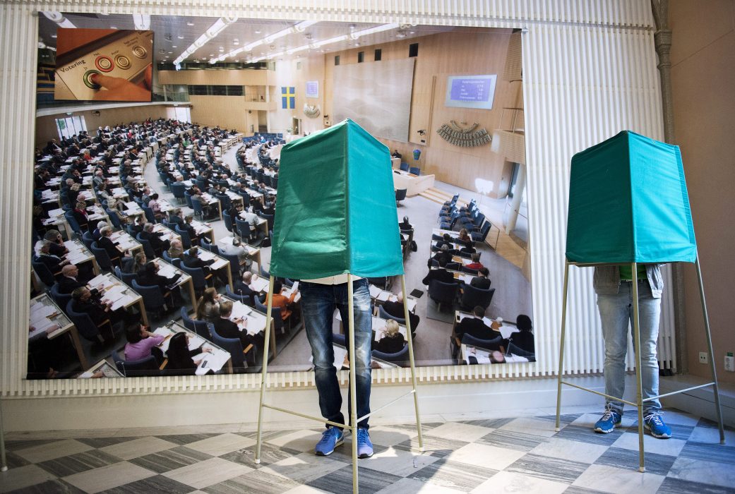 Jessica Gow/TT | Utan att känna till de metoder som använts kan vi inte lita på att opinionsundersökningar ger rätt bild av utgången i ett val, skriver professorn i statistik Dan Hedlin.