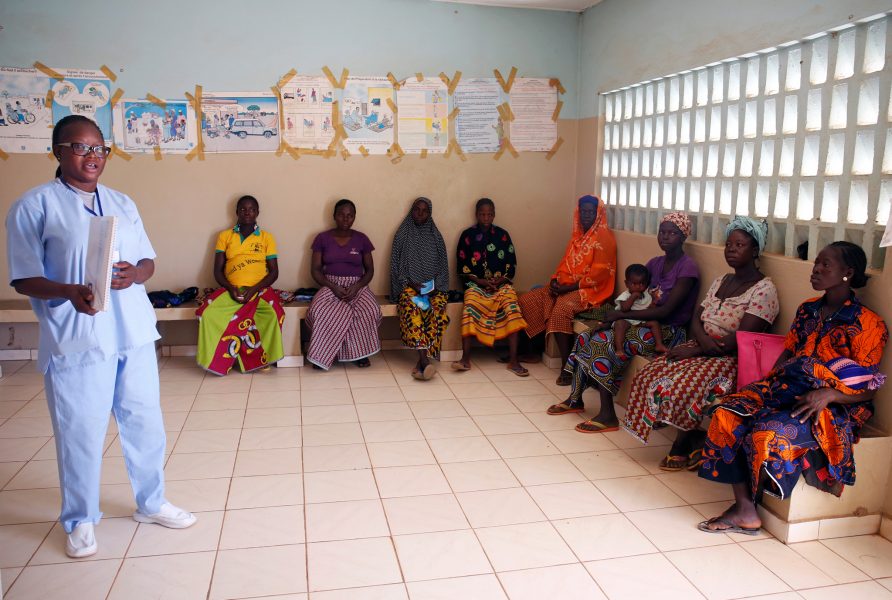 Luc Gnago/Reuters/TT | En barnmorska från hjälporganisationen Marie Stopes Ladies informerar om familjeplanering i byn Nedgo i närheten av Burkina Fasos huvudstad Ouagadougou.