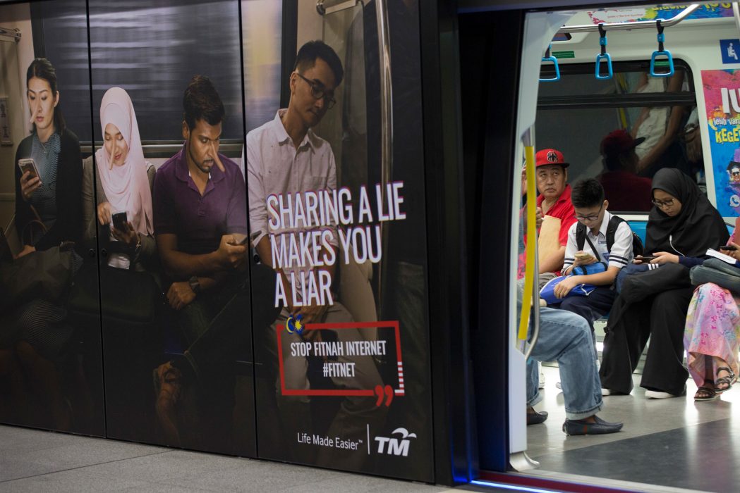 Vincent Thian/AP Photo/TT | I Malaysia kan en journalist dömas till fängelse i upp till sex år om hen bedöms vara skyldig till att sprida falska nyheter.