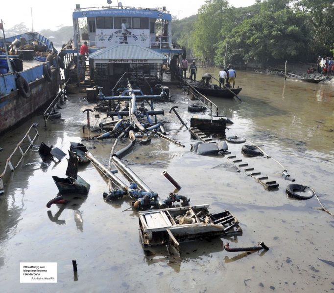 Naimul Haq/IPS | Ett lastfartyg som bärgats ur ﬂoderna i Sundarbans.