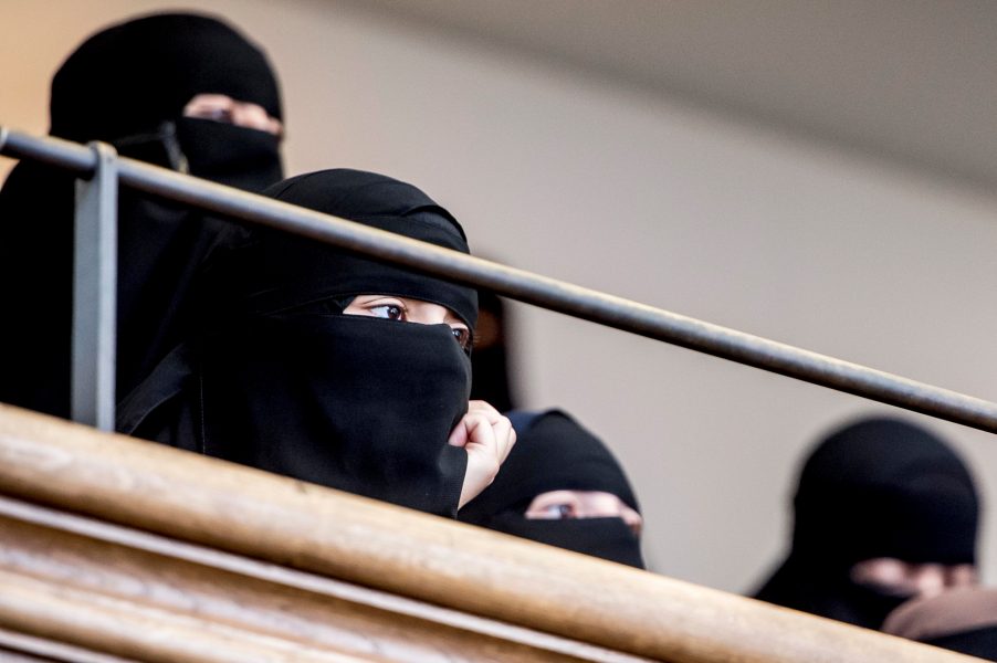 Foto: Mads Claus Rasmussen/AP PHOTO/TT | Kvinnor med burka på läktaren i Folketinget, 31 maj, Köpenhamn.