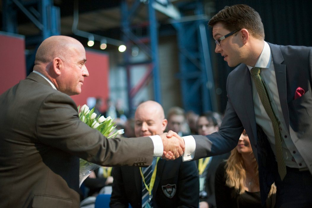 Björn Larsson Rosvall / TT | Søren Espersen från Dansk Folkeparti skakar hand med Sverigedemokraternas partiledare Jimmie Åkesson under SD:s landsdagar i Göteborg 2011.