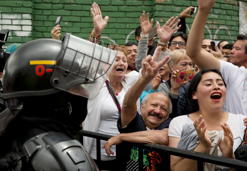 Ricardo Mazalan/AP Photo/TT | Supportrar till Gustavo Petro hurrar när Petro lämnar vallokalen i Bogota under söndagen.