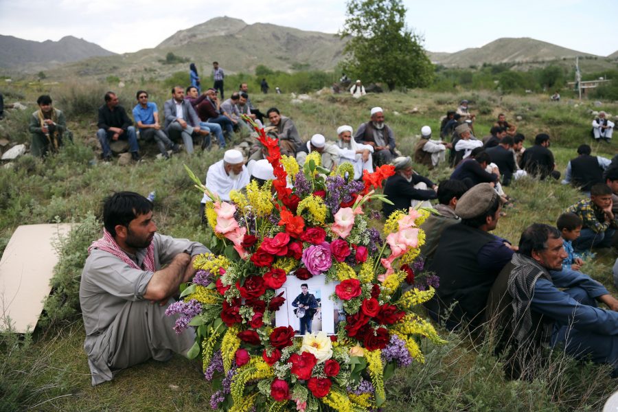 Rahmat Gul/AP Photo/TT | Anhöriga och kollegor vid begravningen av AFPs fotograf Shah Marai, som omkom vid bombdådet 30 april.