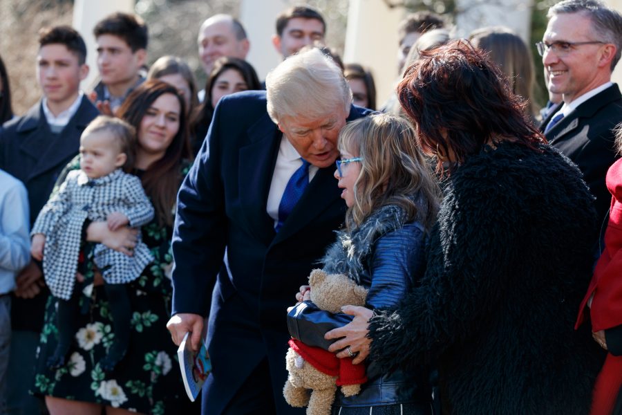 Evan Vucci)/AP PHOTO/TT | Donald Trump tackar sina supportrar efter sitt tal vid March for Lifes årliga demonstration, jan 2018, Washington.