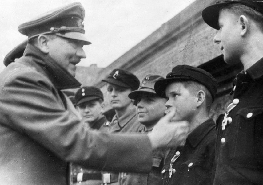 En av de sista kända bilderna på Adolf Hitler när han möter barnsoldater utanför Führerbunkern i Berlin i april 1945.