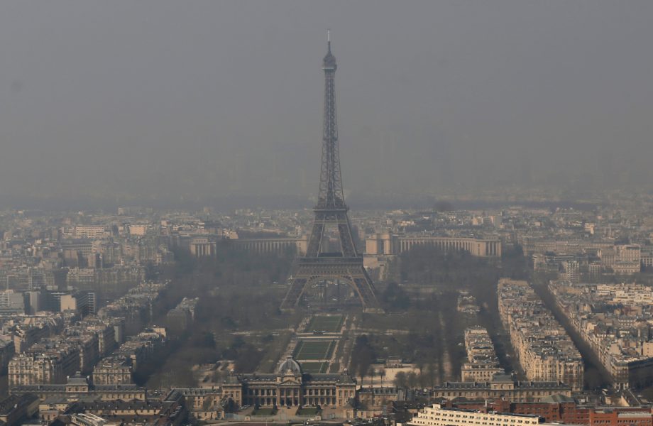 Jacques Brinon/AP Photo/TT | Ett knappt synligt Eiffeltorn i det ett Paris med smutsig luft.