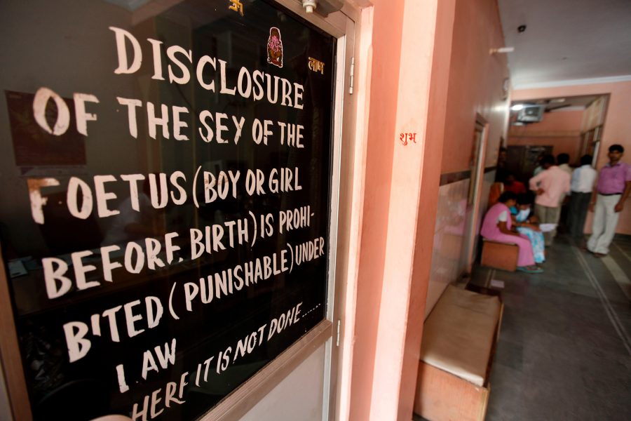 Mustafa Quraishi/AP/TT | En skylt som uppmanar till att förbjuda möjligheten att kolla kön på ofödda foster utanför en klinik i Morena i den indiska delstaten Madhya Pradesh, fotograferad 2011.