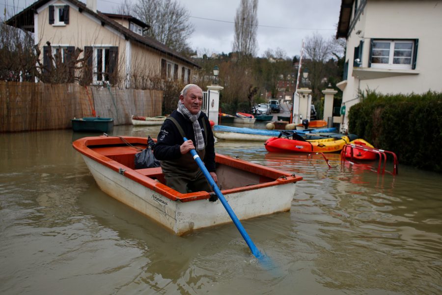 Thibault Camus/AP Photo/TT | Översvämmad gata i Vaux, väster om Paris, efter de kraftigaste regnen på 50 år.
