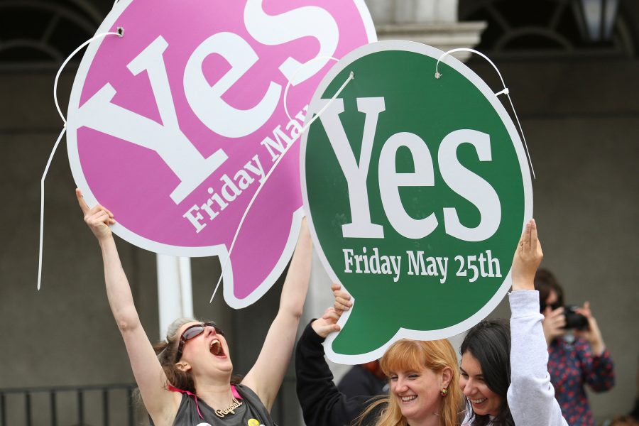 Peter Morrison AP/TT | Irländare firar resultatet av en folkomröstning som innebär att landet nu kan liberalisera en av världens striktaste abortlagar.