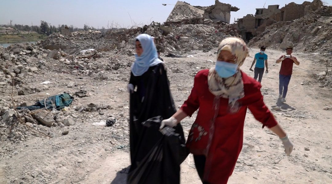 Balint Szlanko/AP/TT | Volontärer samlar ihop kroppar i Mosuls gamla stad i början av april i år.
