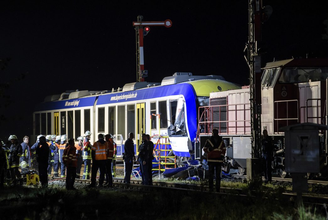Matthias Balk/AP/TT |Två tåg har kolliderat i Tyskland nära stationen i Aichach, fem mil väster om München.