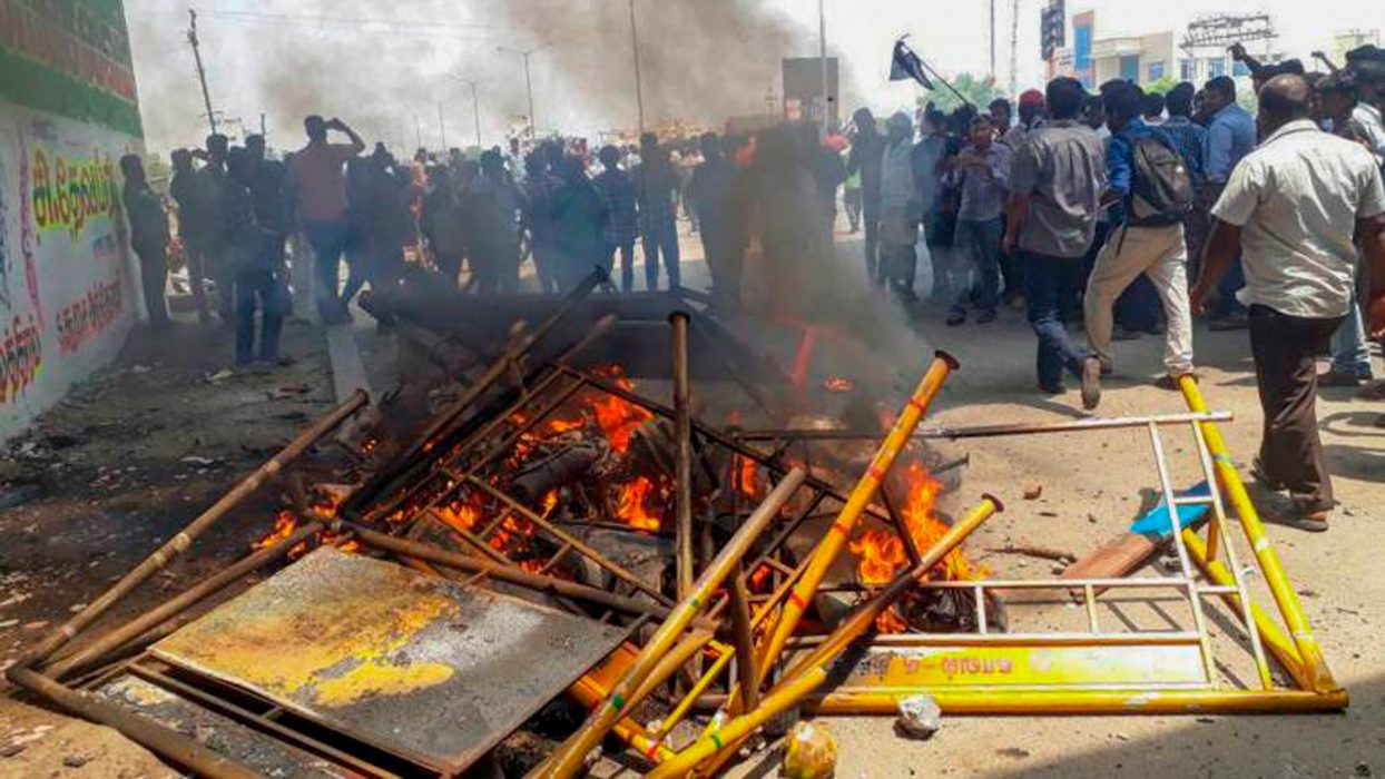 India-TV | Barrikader brinner i protest mot Sterlite Copper.