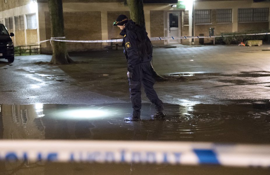 Johan Nilsson/TT | Polisen på plats i området Hermodsdal i Malmö efter en misstänkt skottlossning i februari.