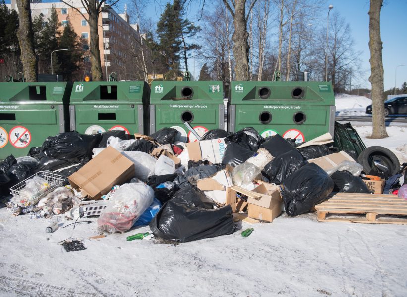 Foto: Fredrik Sandberg / TT  | Ett berg av slängda sopor framför en återvinningsstation i Tensta.