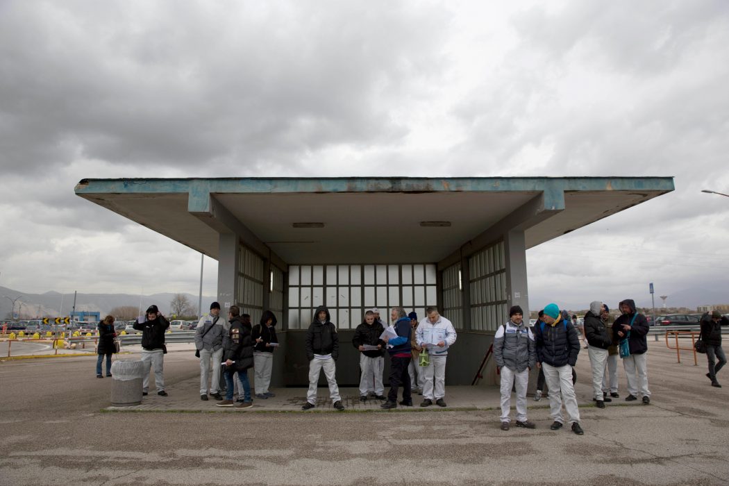 Alessandra Tarantino/AP Photo/TT | Arbetare väntar på skiftbyte på Fiat-Chrysler fabriken i Pomigliano d'Arco, i det fattigare södra Italien.