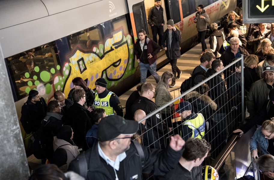 Johan Nilsson/TT | Polis och passkontrollanter kontrollerar passagerare på ankommande tåg från Danmark vid gränskontrollen på station Hyllie i Malmö.