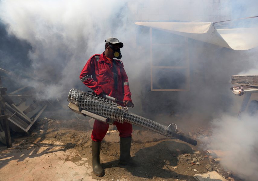 Achmad Ibrahim/AP-Photo/TT | Anti-mosquitospray för att få kontroll på spridningen av dengue i Jakarta, Indonesien.