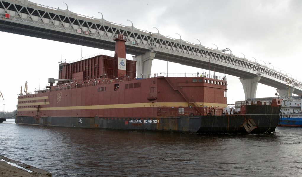 Dmitri Lovetsky/AP Photo/TT | Det flytande kärnkraftverket Akademik Lomonosov lämnade Sankt Petersburg den 28 april och bogseras nu genom Östersjön.