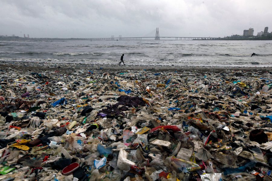 Rajanish Kakade/AP/TT | Plastskräp som samlats på en strand i Mumbai i Indien.